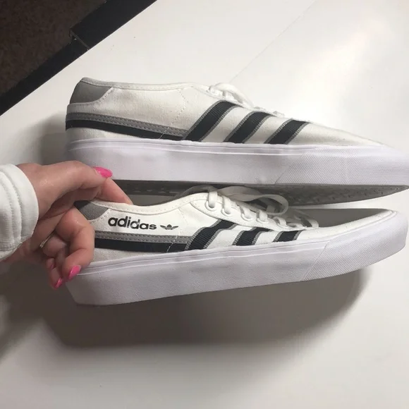 Adidas white and black sneakers size 8.5 - Picture 5 of 9